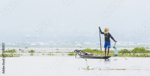 Rybak na jeziorze Inle, Birma, Myanmar