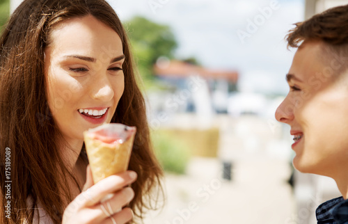 The couple teenage friends with ice cream