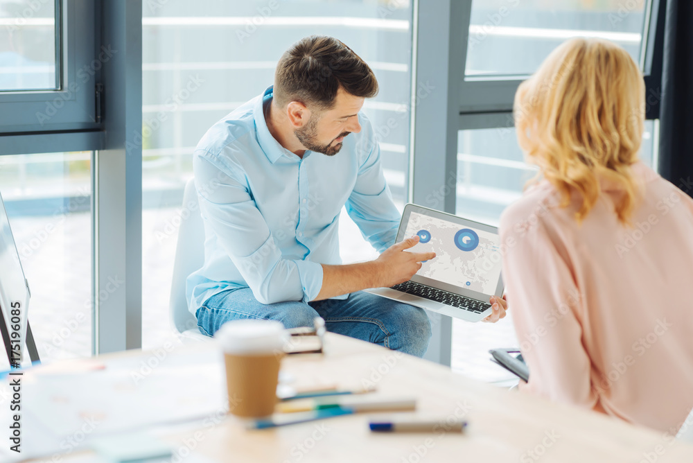 Obraz premium Competent manager explaining working diagram