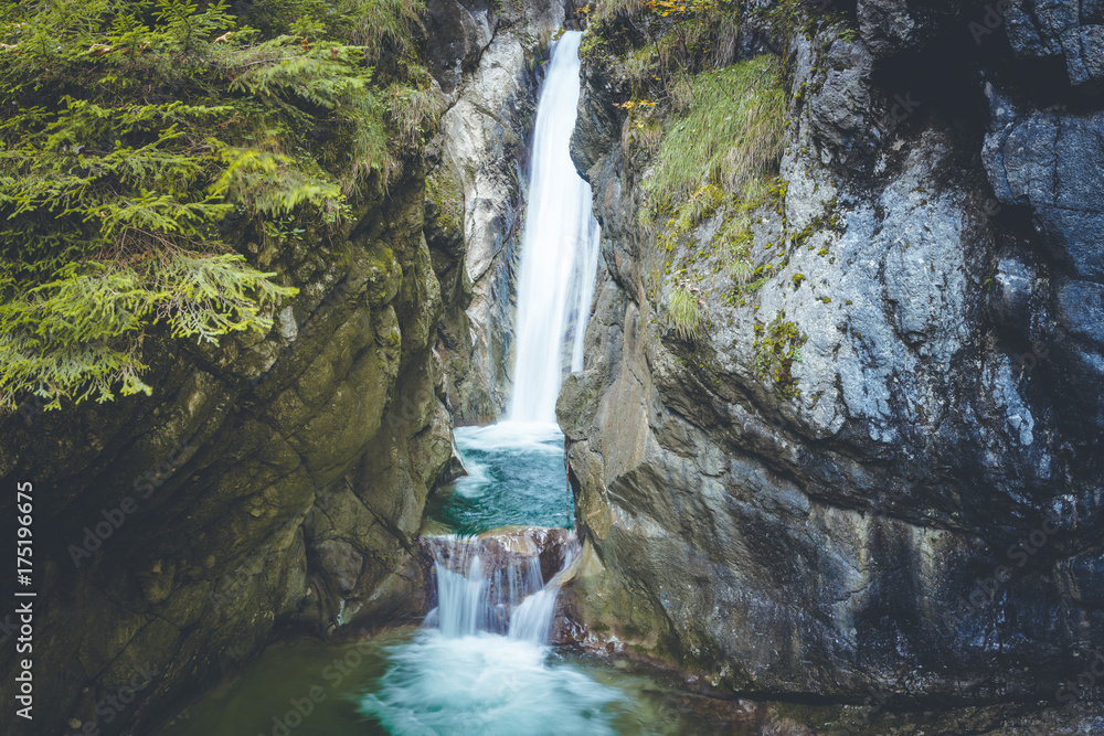 Naklejka premium Wodospad Tatzelwurm
