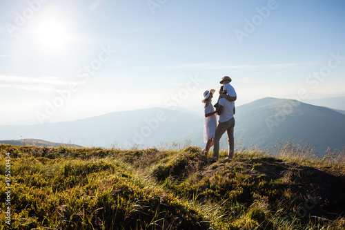 Quadro su tela The family admires the mountain landscape