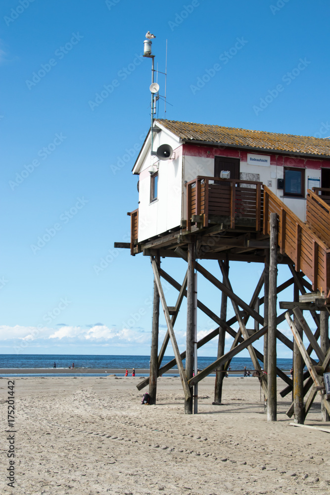 Fototapeta premium Pfahlbauten in St.. Peter- Ording