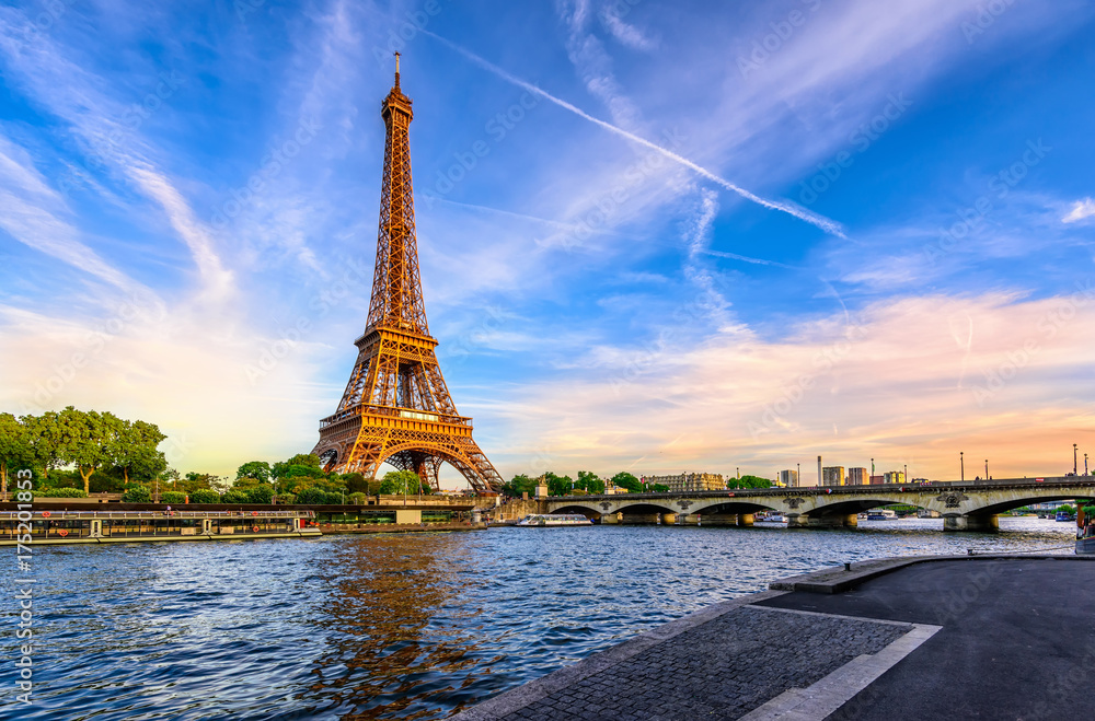 Obraz premium Paryska wieża eifla i rzeczny wonton przy zmierzchem w Paryż, Francja. Wieża Eiffla jest jednym z najbardziej znanych zabytków Paryża.