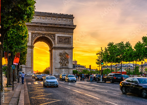 Photo Paris Arc de Triomphe (Triumphal Arch) in Chaps Elysees at sunset, Paris, France
