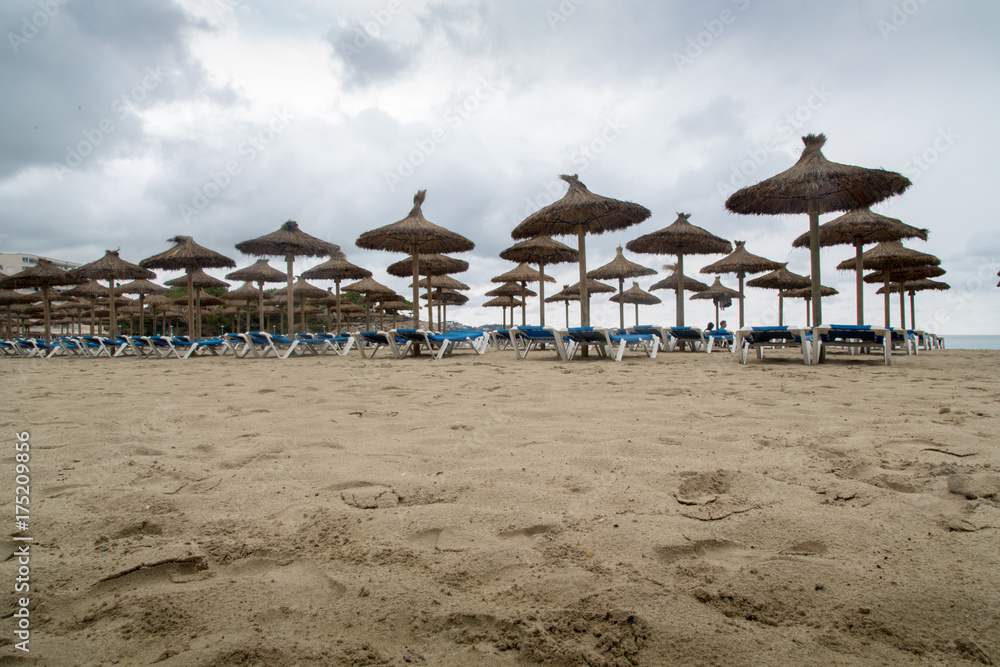 Strand ohne Touristen an einem verregneten Tag an der Küste von Mallorca