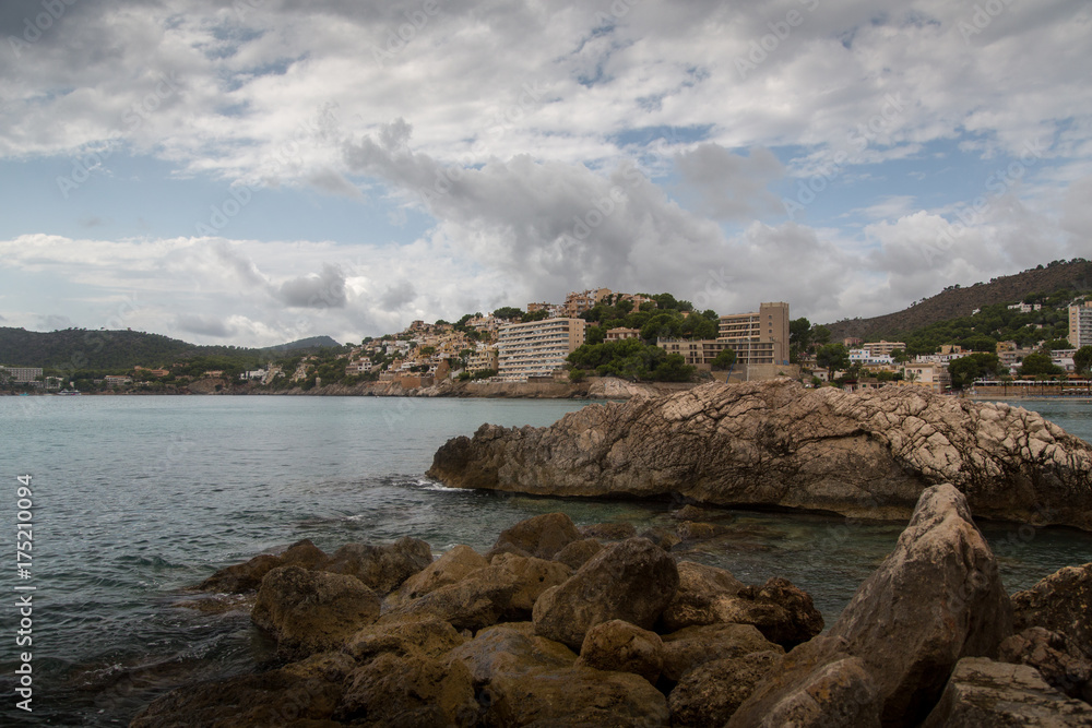 Dramatischer Himmel und schroffe Felsen an der Küste von Mallorca