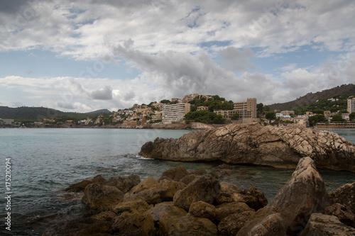 Dramatischer Himmel und schroffe Felsen an der K  ste von Mallorca