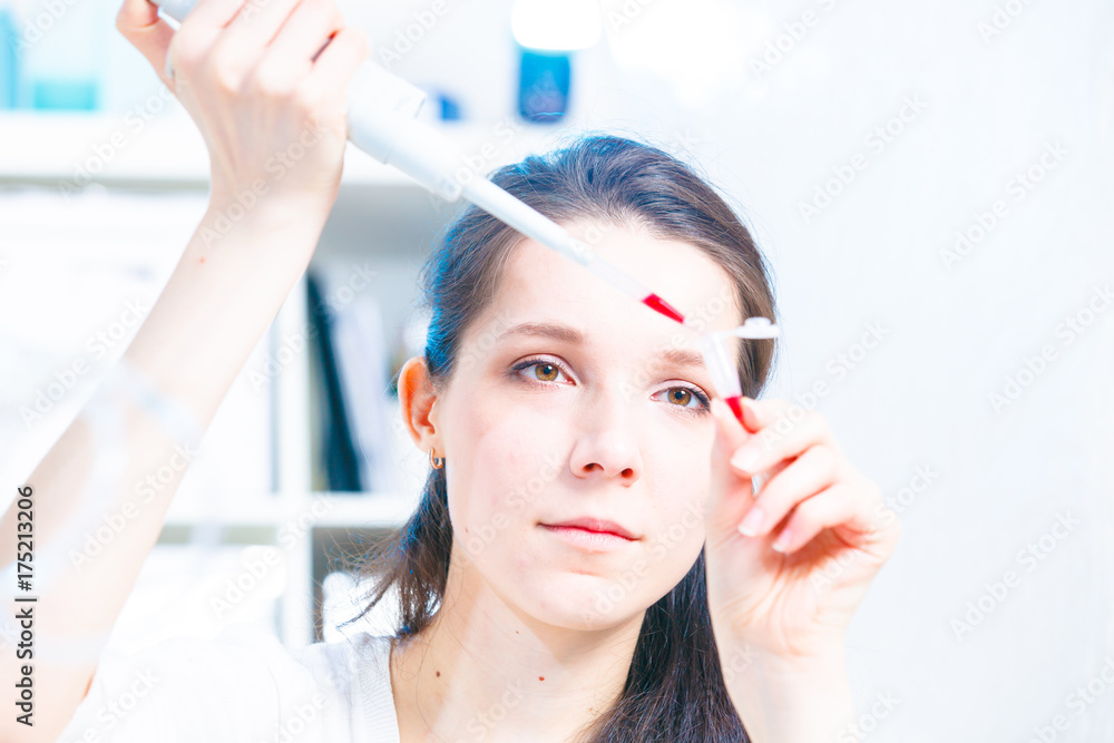 Naklejka premium Female technician doing science experiment