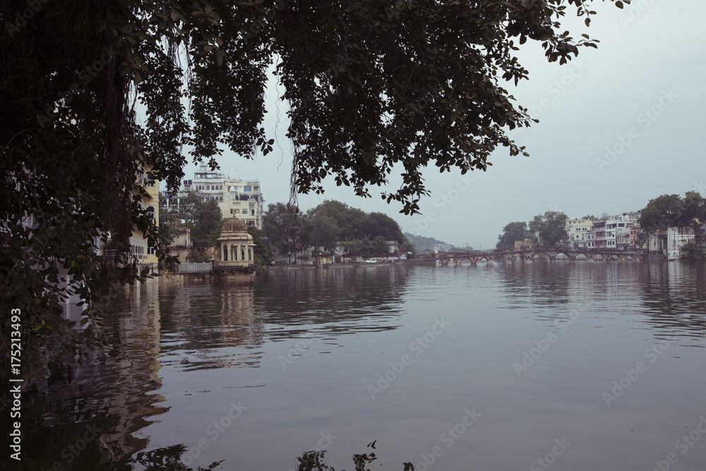 Obraz premium Lake Pichola with City Palace view in Udaipur, Rajasthan, India