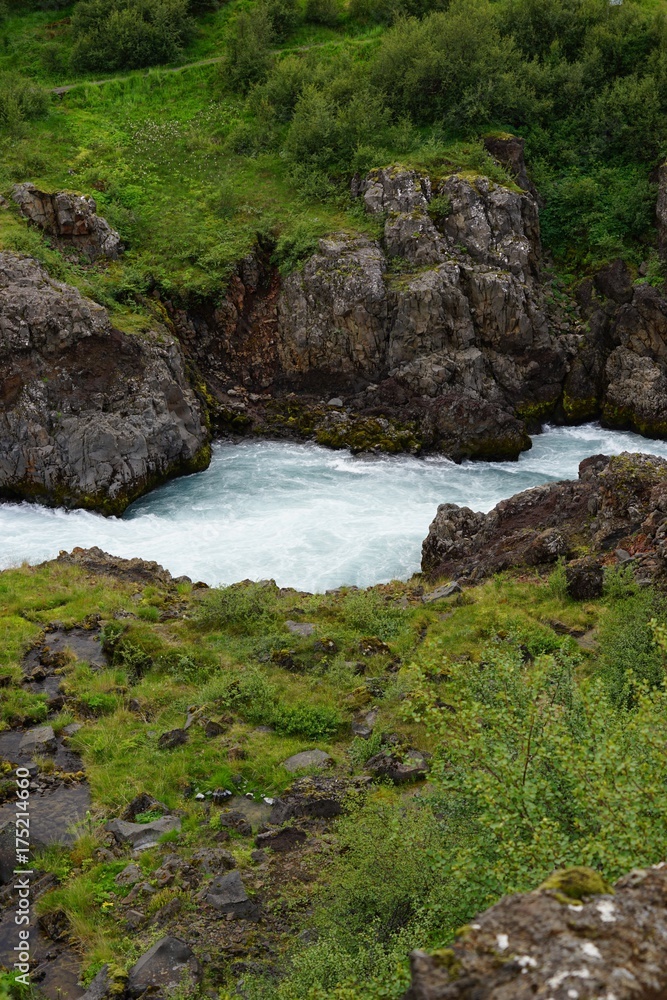 Island: Wasserfälle Hraunfossar und Barnafoss bei Húsafell 