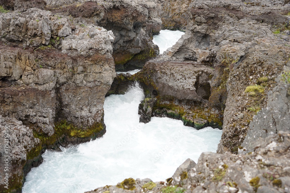 Island: Wasserfälle Hraunfossar und Barnafoss bei Húsafell 