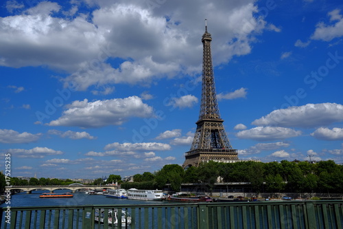 Tour Eiffel et la Seine à Paris, France
