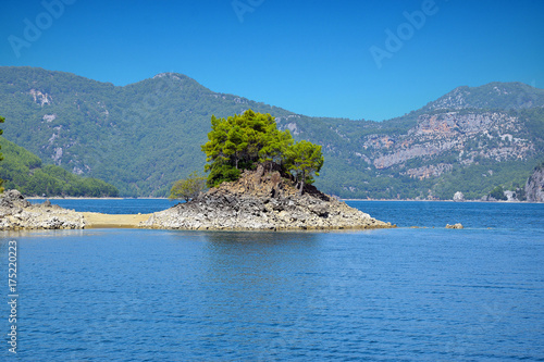 Fototapet Island in the Green Canyon near the town of Manavgavt in Turkey.