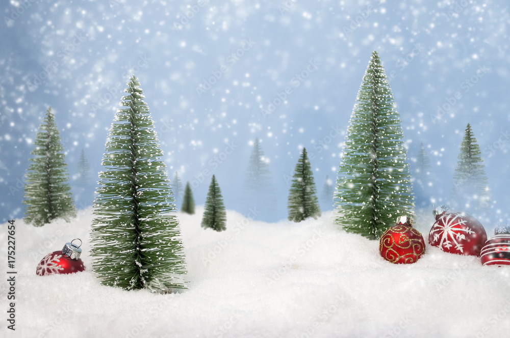 weihnachtliche Winterlandschaft mit Weihnachtsdekoration und Schneeflocken
