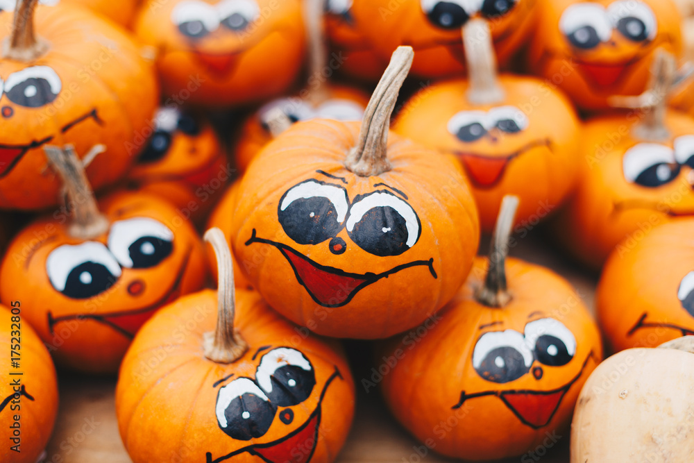 Obraz premium Smiley pumpkins at the street market