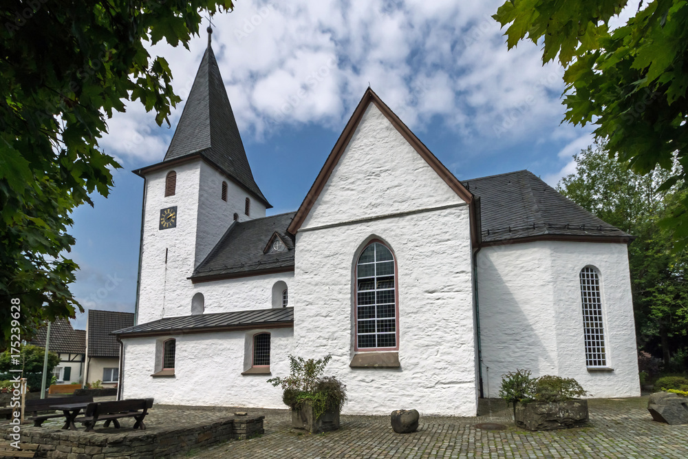 Romanische Dorfkirche in Lieberhausen, Deutschland Romanische Dorfkirche in Lieberhausen, Deutschland