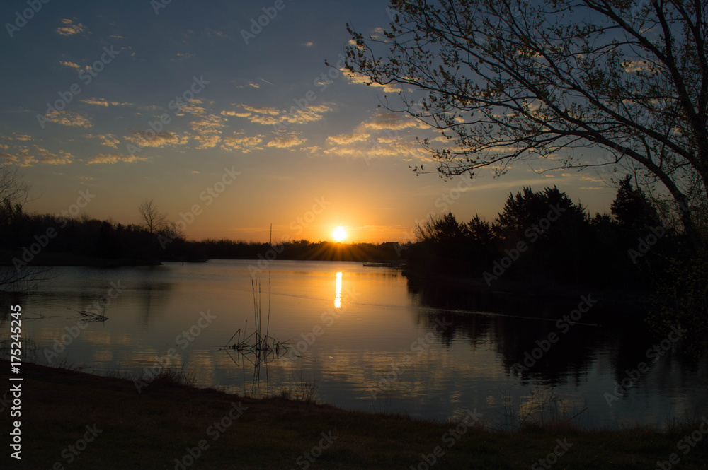 Obraz premium blue and gold sunrise of a lake in Oklahoma 