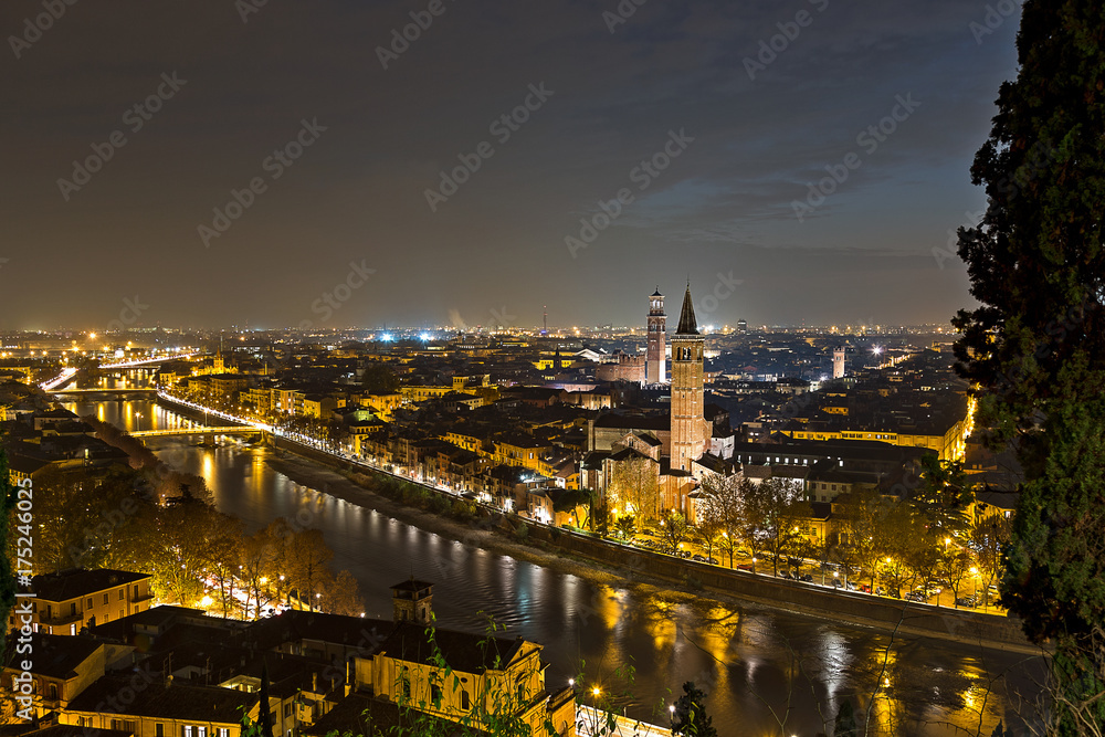 Fototapeta premium verona by night. verona di notte. vrona vista dall' alto