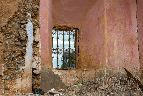 finestra di una casa distrutta . rovine di casa in terra cruda. casa in terra cruda. casa distrutta.  photo