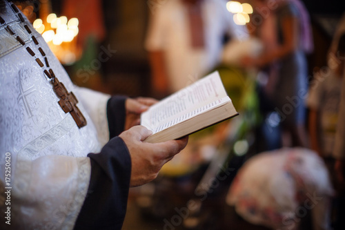 Fényképezés Priest Holding A Bible
