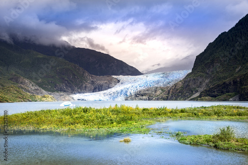 Tableau sur toile Mendenhall glacier national park in Juneau, Alaska
