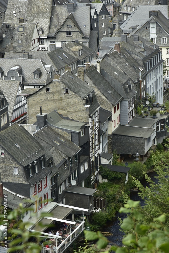Façades arrières typiques et désordonnées des bâtisses du 18ème siècle longeant la Roer au centre historique et touristique de Monschau en Allemagne Façades arrières typiques et désordonnées des bâtisses du 18ème siècle longeant la Roer au centre historique et touristique de Monschau en Allemagne