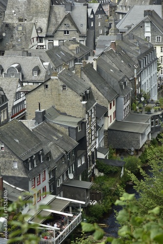 Façades arrières typiques et désordonnées des bâtisses du 18ème siècle longeant la Roer au centre historique et touristique de Monschau en Allemagne  photo