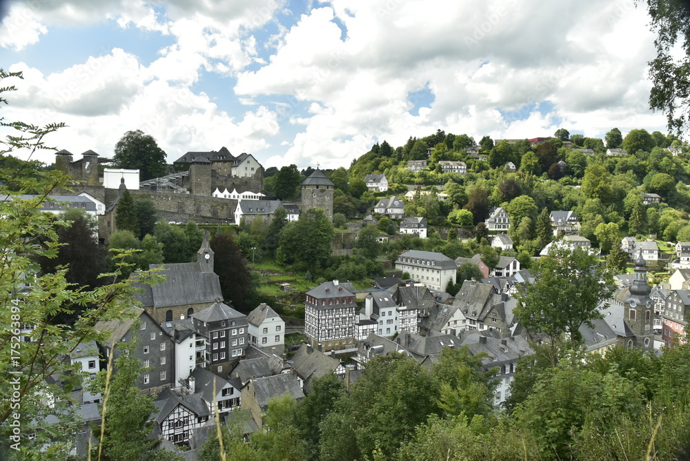 Obraz premium Le centre historique avec son château médiéval ,ses églises et ses maisons traditionnelles du 18ème siècle de Monschau ,en Allemagne