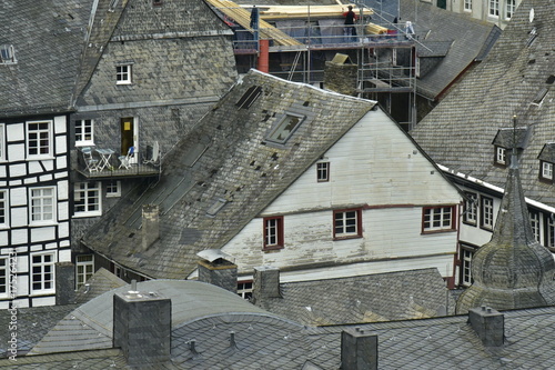 Toitures typiques en ardoises des vieilles bâtisses rustiques du 18ème siècle du centre historique de Monschau, en Allemagne  photo