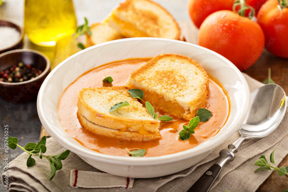 Tomato soup with grilled cheese sandwiches Tomato soup with grilled cheese sandwiches