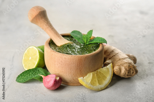 Cuadro en lienzo Mortar with pestle and chutney mint sauce on table