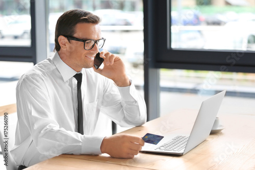 Young businessman holding c...