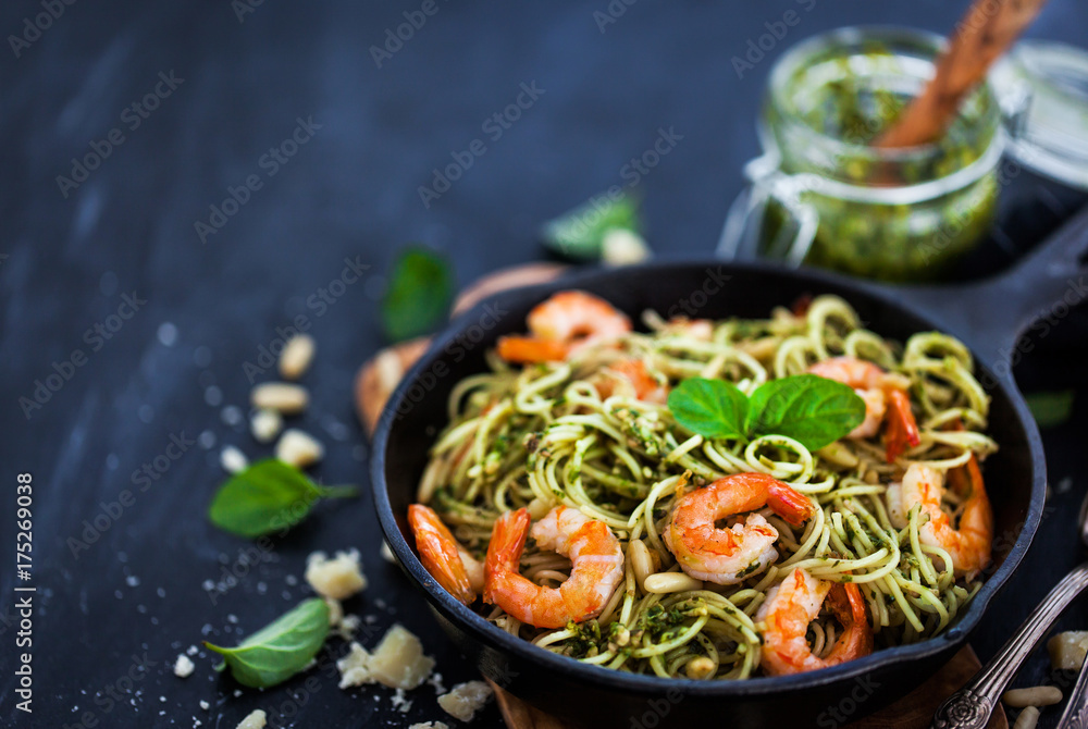 Spaghetti with prawns and homemade pesto sauce Spaghetti with prawns and homemade pesto sauce