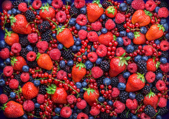 Crédence de cuisine Fruits Assortiment de baies colorées fond sombre  © bojsha