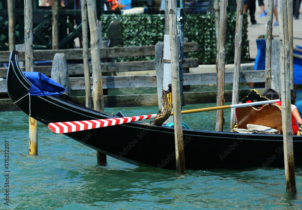 white and red oar of a gondola in venice