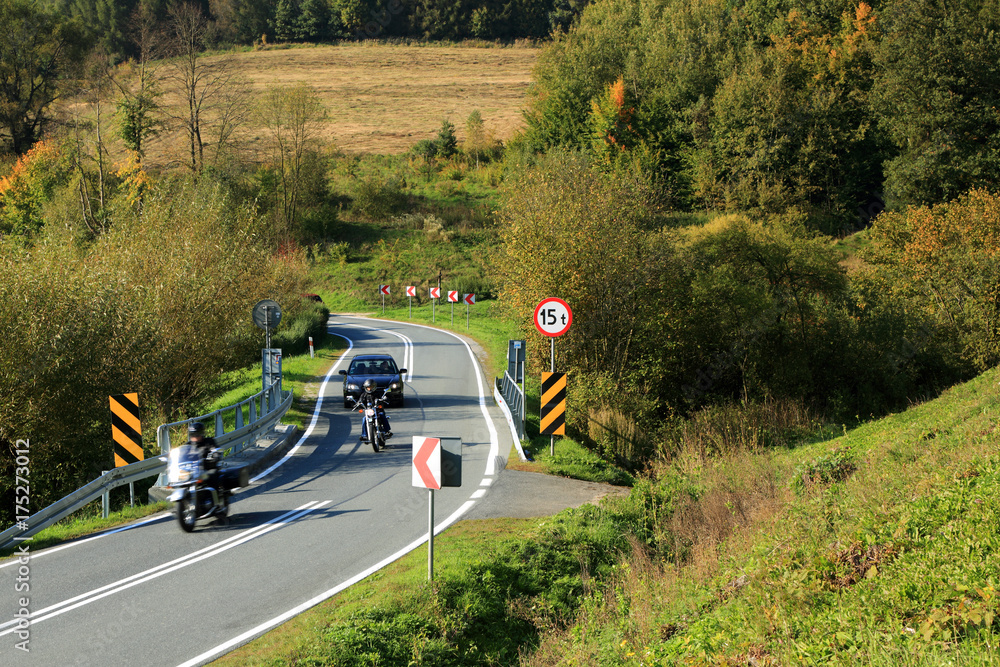Motocykliści na zakręcie drogi w Ojcowskim Parku Krajobrazowym.