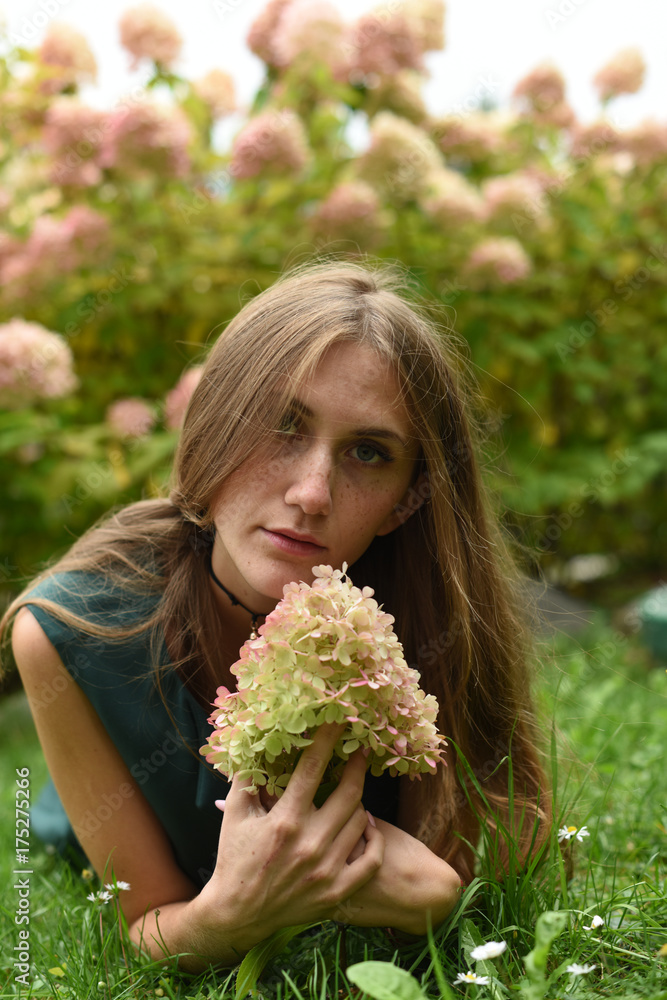 donna, done ritratto donna fiori natura piazza modella posare abiti donna donna, done ritratto donna fiori natura piazza modella posare abiti donna