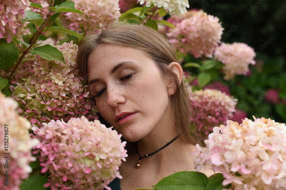 Fototapeta premium donna, done ritratto donna fiori natura piazza modella posare abiti donna