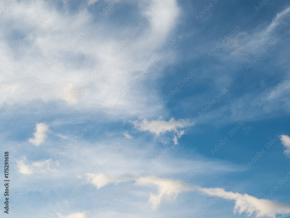 Obraz premium Céu azul com nuvens brancas de outono