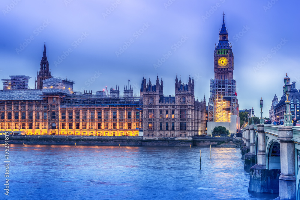 Naklejka premium London, the United Kingdom: the Palace of Westminster with Big Ben, Elizabeth Tower, viewed from across the River Thames at night