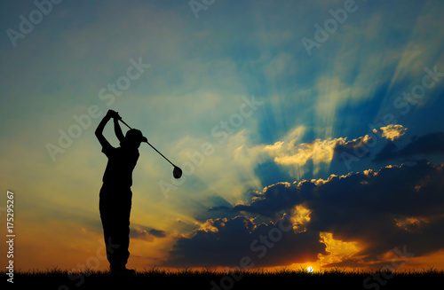 golfista sylwetka gra w golfa podczas pięknego zachodu słońca