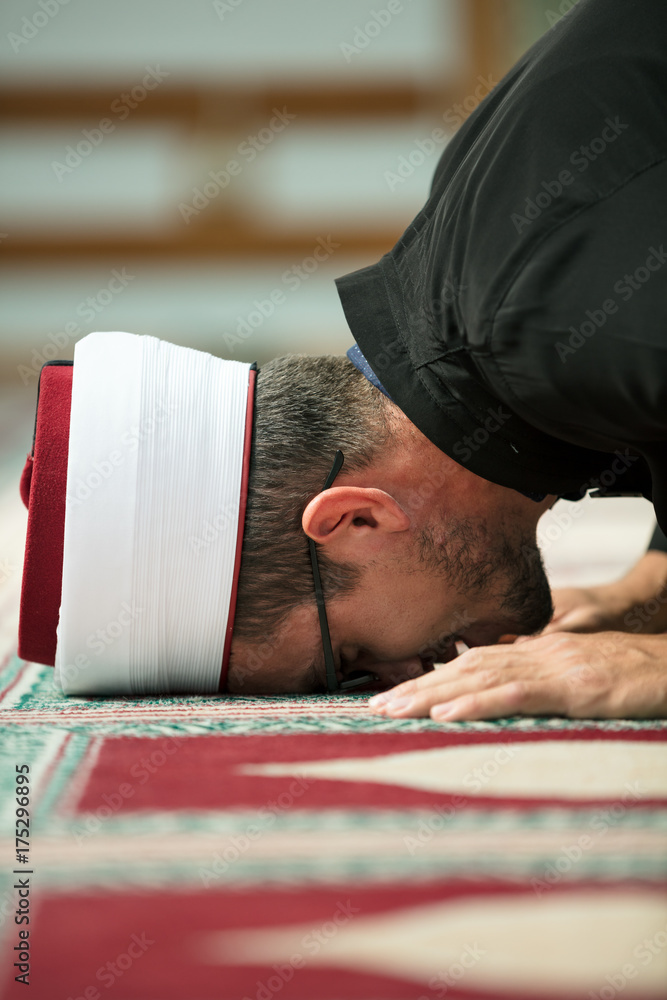 Obraz premium Young Imam praying inside of beautiful mosque
