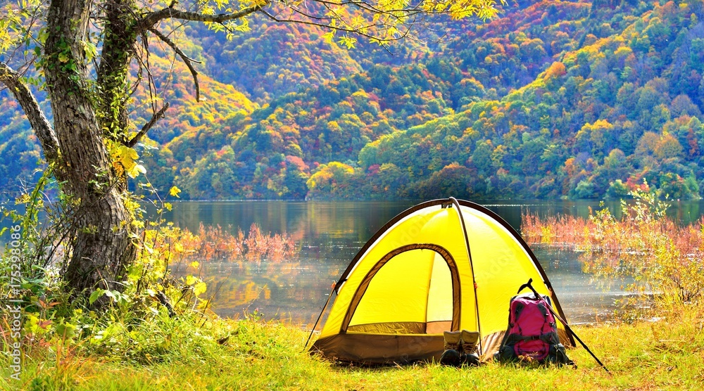錦秋の秋・湖畔のキャンプ 