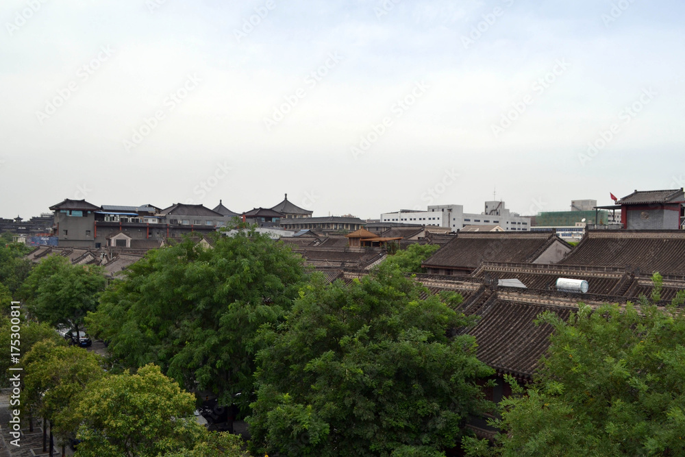The traditional roof architecture around Xi'an. Pic was taken in September 2017. Translation: 