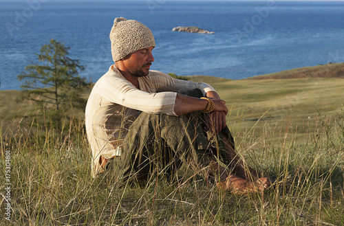 Φωτογραφία young man in ethnic clothes, reverie