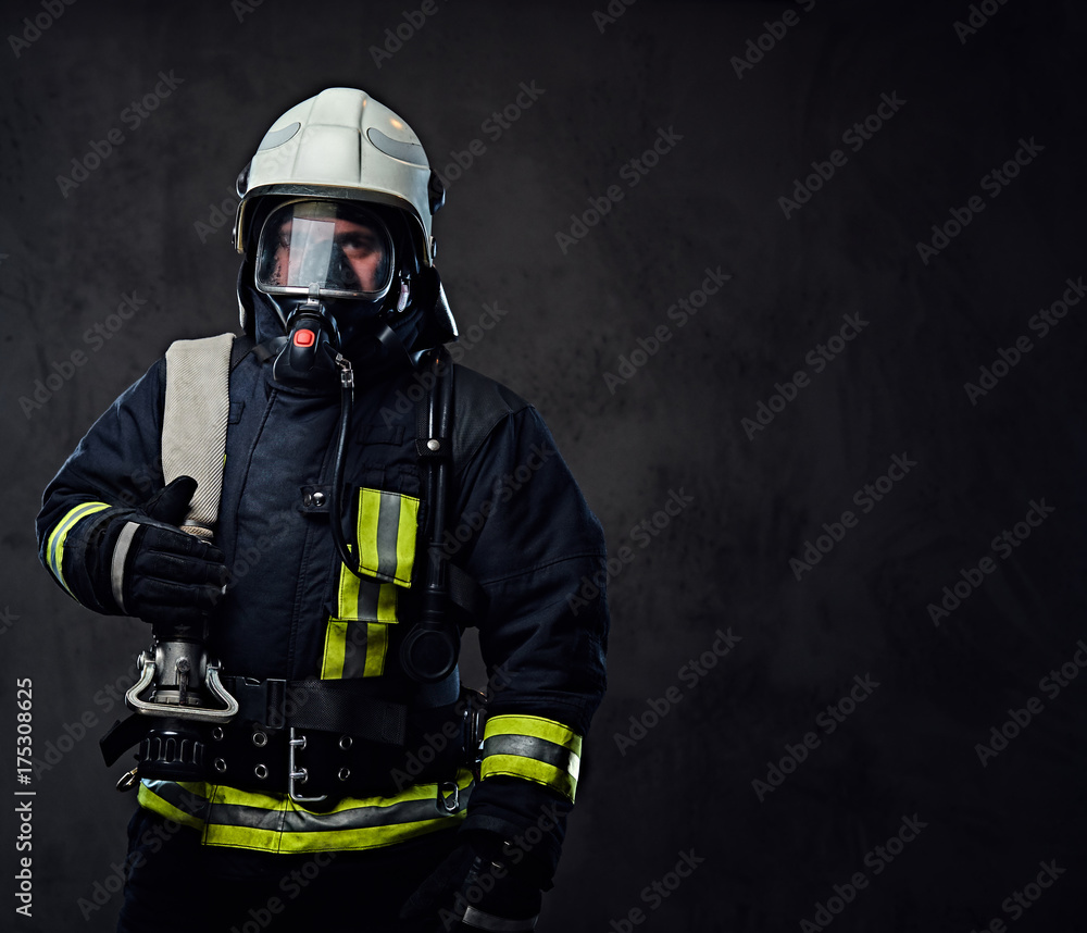 Naklejka premium Strażak ubrany w mundur i maskę tlenową.