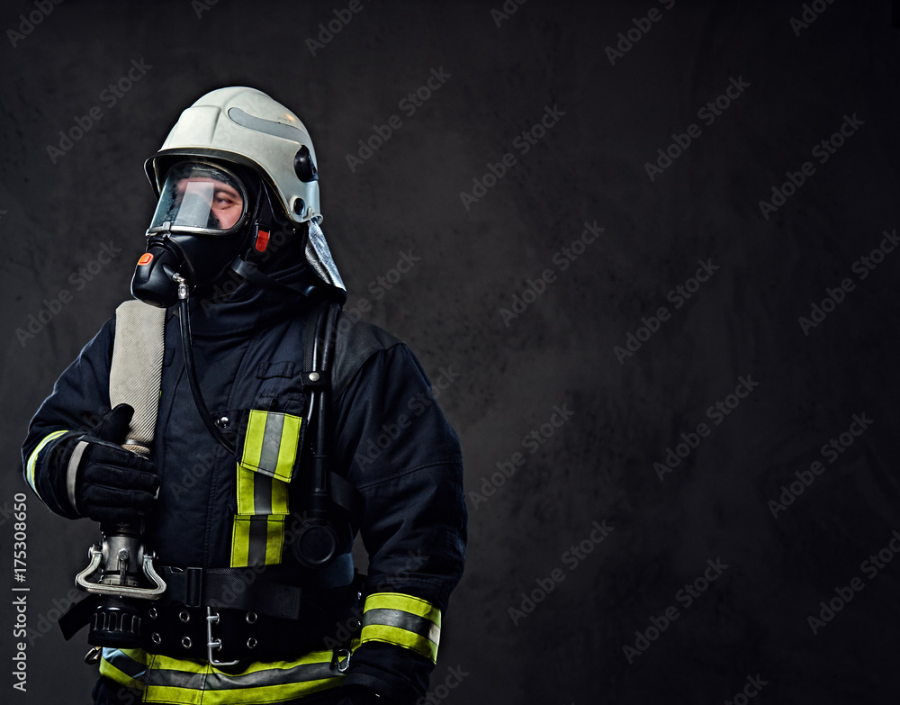 Naklejka premium Firefighter dressed in uniform and an oxygen mask.