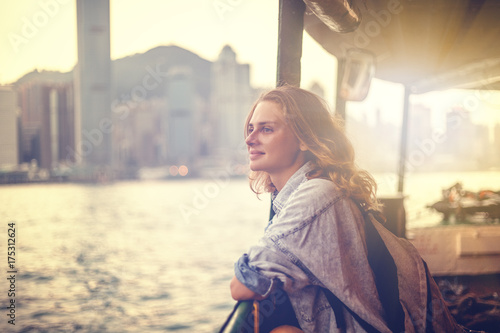 Canvas Print girl tourist on background of a big city with skyscrapers, looking at the sunset