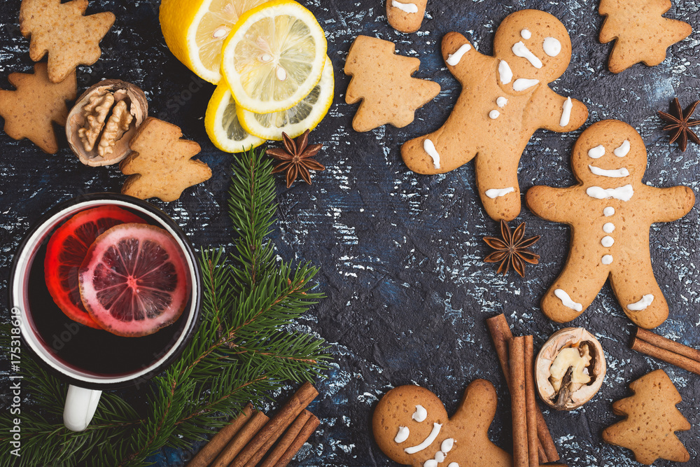 Mulled wine with lemon slices Mulled wine with lemon slices