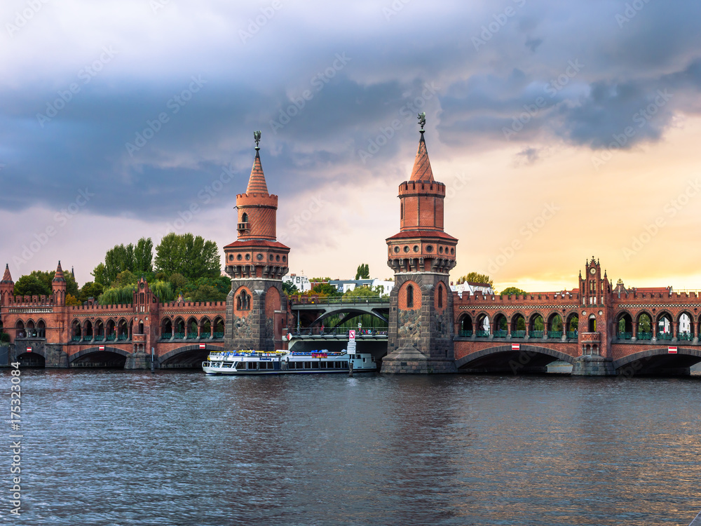 Oberbaumbrücke mit Schiff